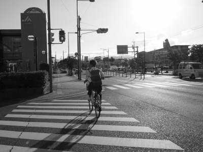 横断歩道を進行中の自転車