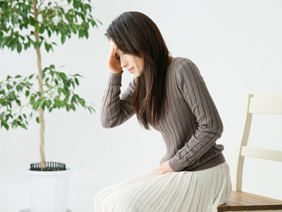 意識がもうろうとする女性