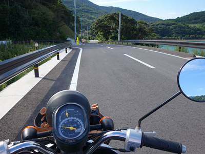 道路を走行中のバイク