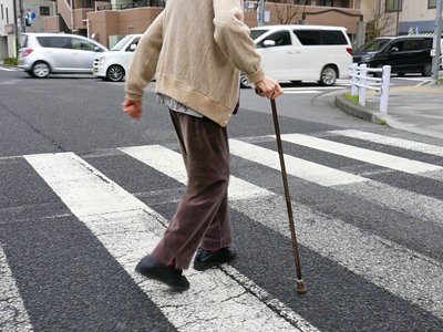 道路を横断中の男性